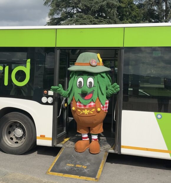 Luppolo, la mascotte di Oktoberfest Cuneo, a bordo dei bus di Bus Company