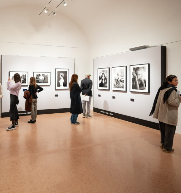 La mostra "Ferdinando Scianna. La moda, la vita" visitabile alla Castiglia di Saluzzo dal 24 ottobre fino al 1° marzo 2026