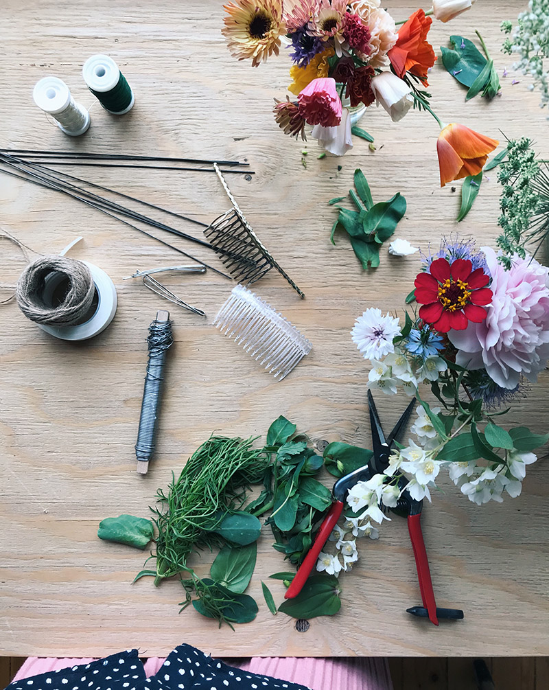 Blommor i håret till Midsommar av Paulina Velobloom