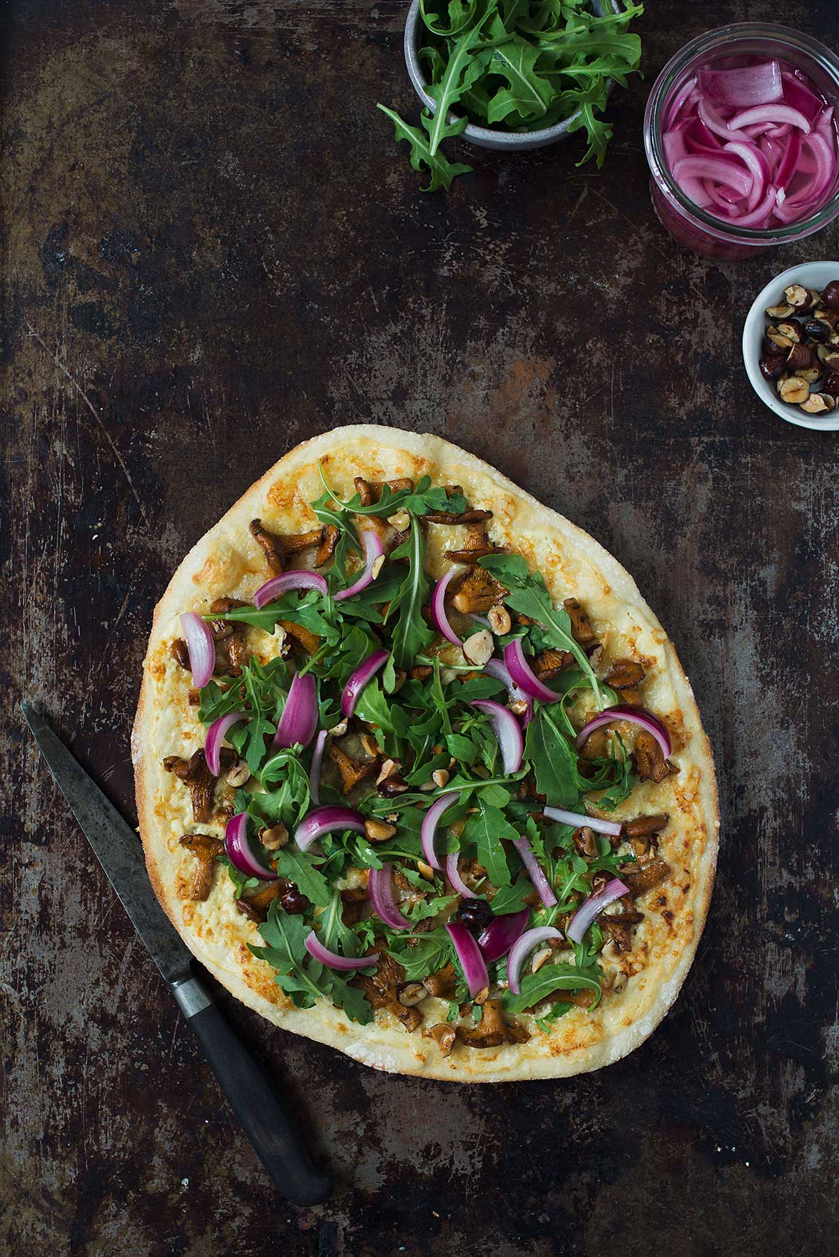 Recept: Vit pizza med kantareller och picklad rödlök | Frk. Kräsen