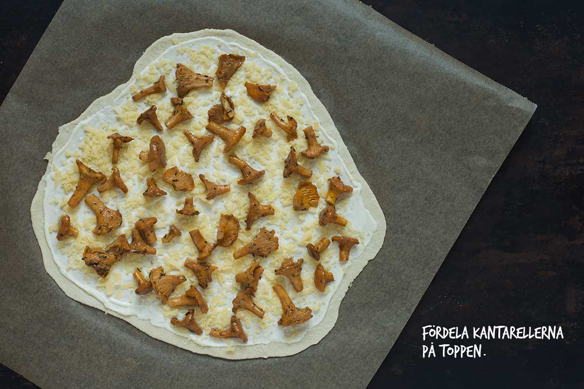 Recept: Vit pizza med kantareller och picklad rödlök | Frk. Kräsen
