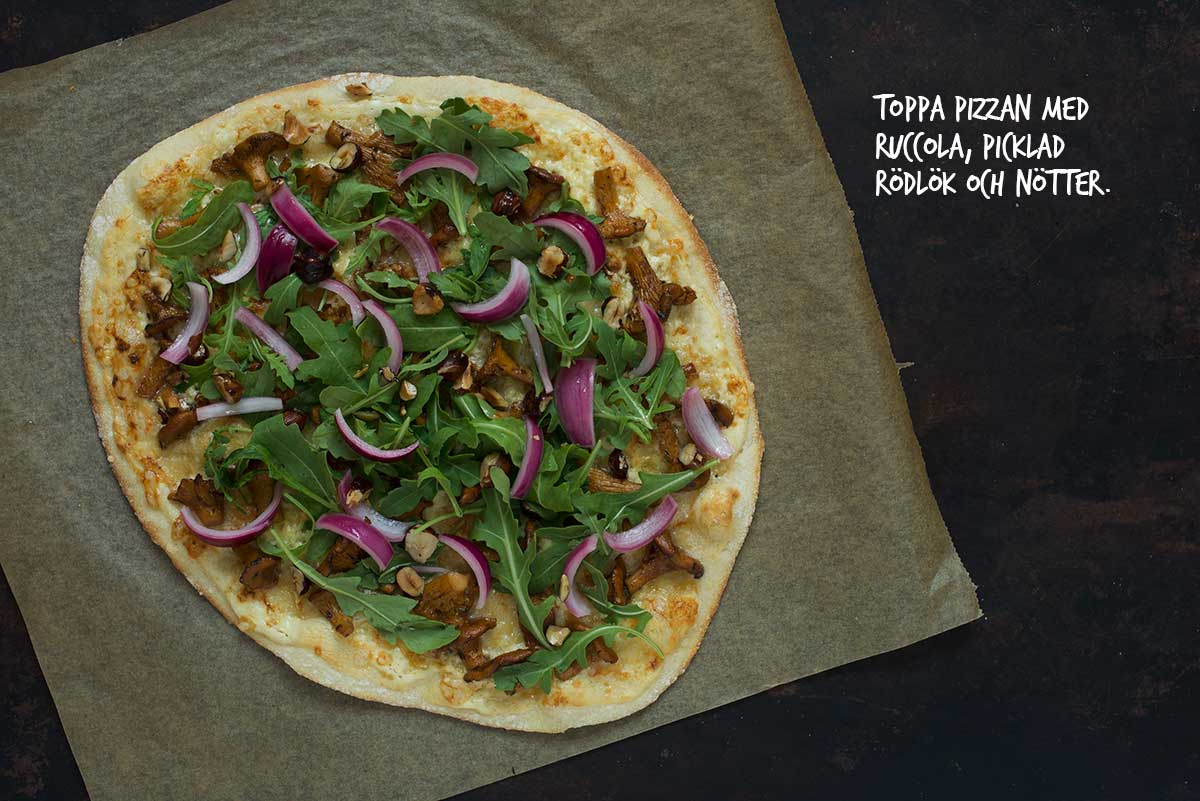Recept: Vit pizza med kantareller och picklad rödlök | Frk. Kräsen
