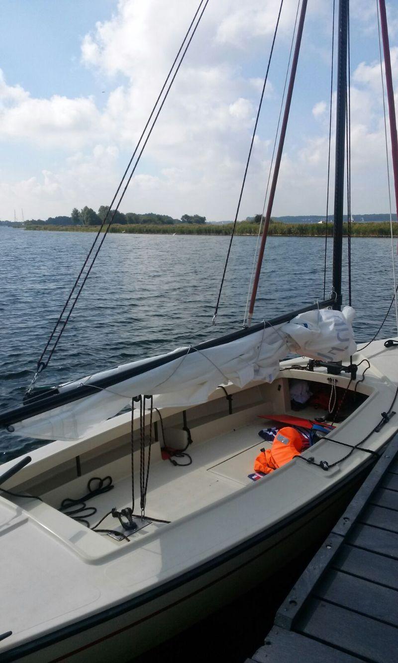 Ein offener Polyvalk (ca. 6 Meter lang) . In den Niederlanden kann man ohne Segelschein segeln.