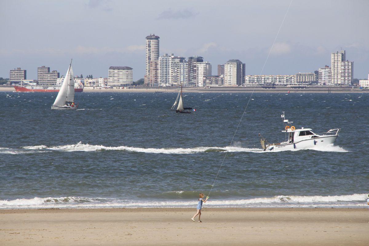 Segeln oder Drachen steigen lassen: Am Strand von Breskens hat jeder genug Platz für sein Hobby