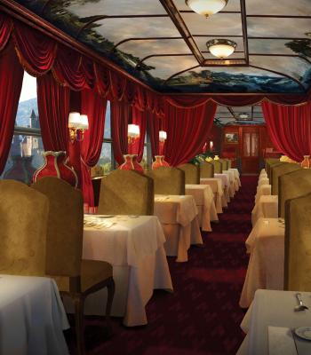 Interieur voiture restaurant Alexandre Dumas Rouge et Or