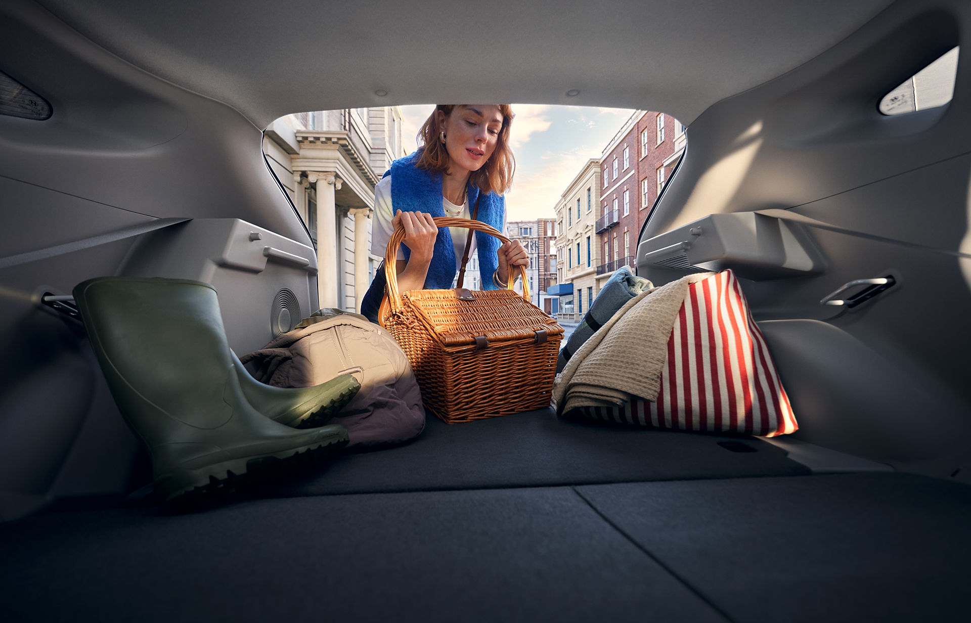 M19_INTERIOR_TRUNK_UNLOADING_sRGB.jpg