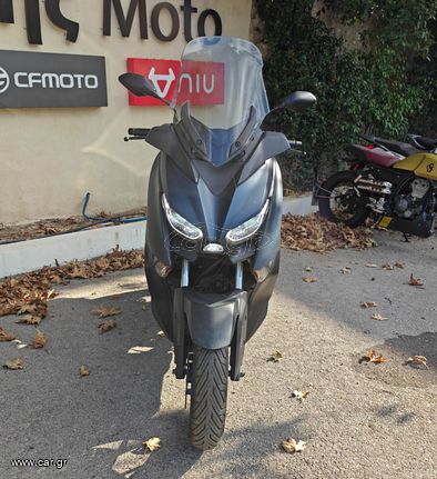 Yamaha XMAX 300 2022 (2)