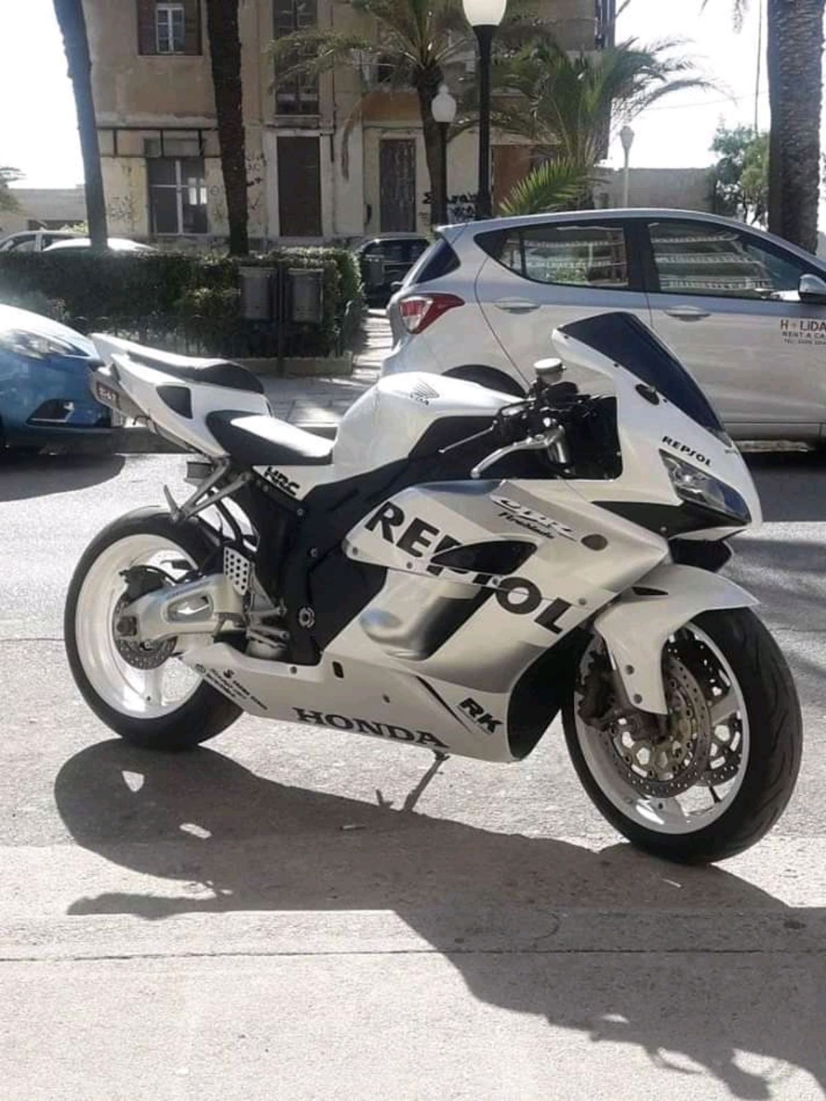 Πωλείται μηχανή  (2)