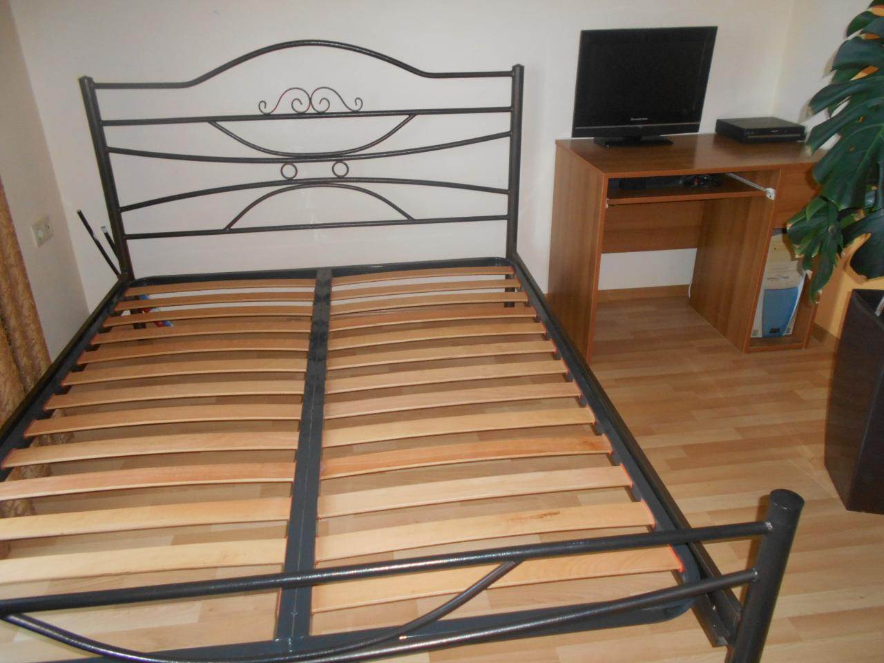 κρεβατι ημιδιπλο και γραφειο