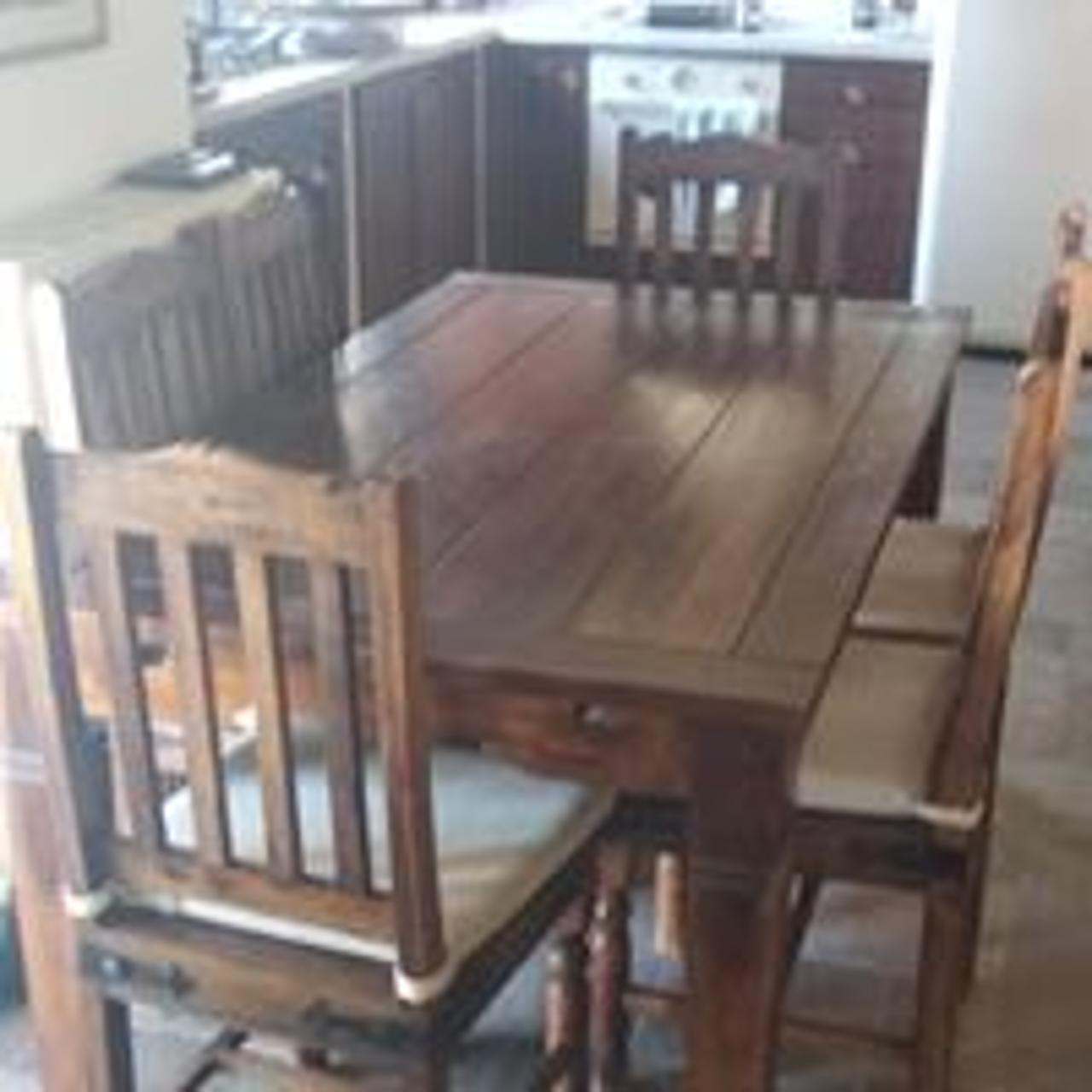 Πωλείται τραπεζαρία-έπιπλο τηλεόρασης