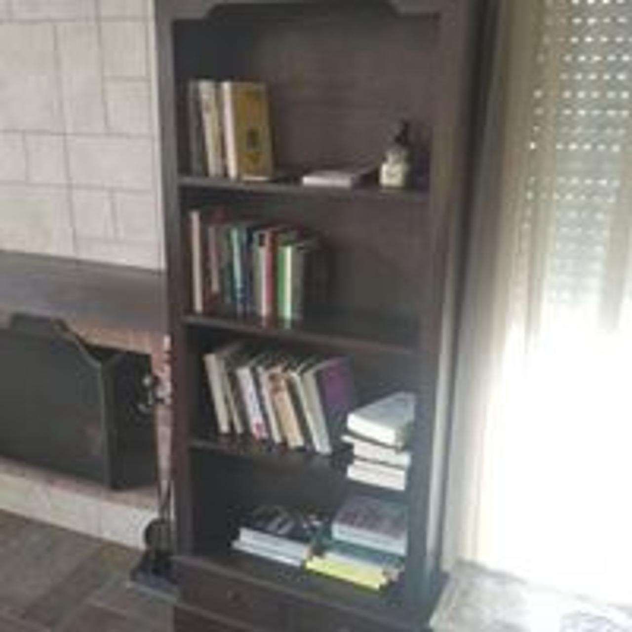 Πωλούνται βιβλιοθήκες-σερβάντα-τραπέζι σαλονιού