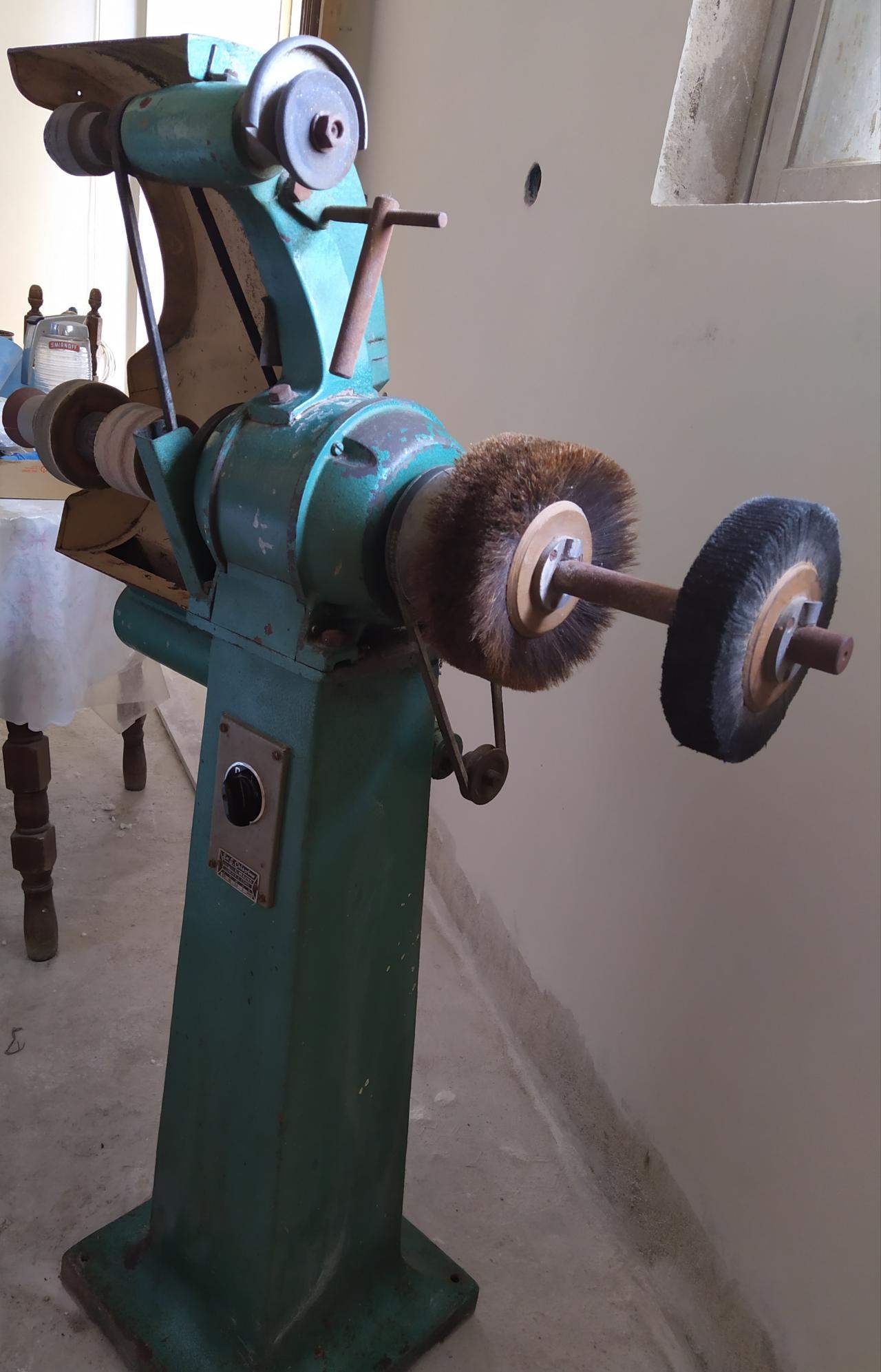 Πωλείται επαγγελματικός εξοπλισμός υποδηματοποιίας