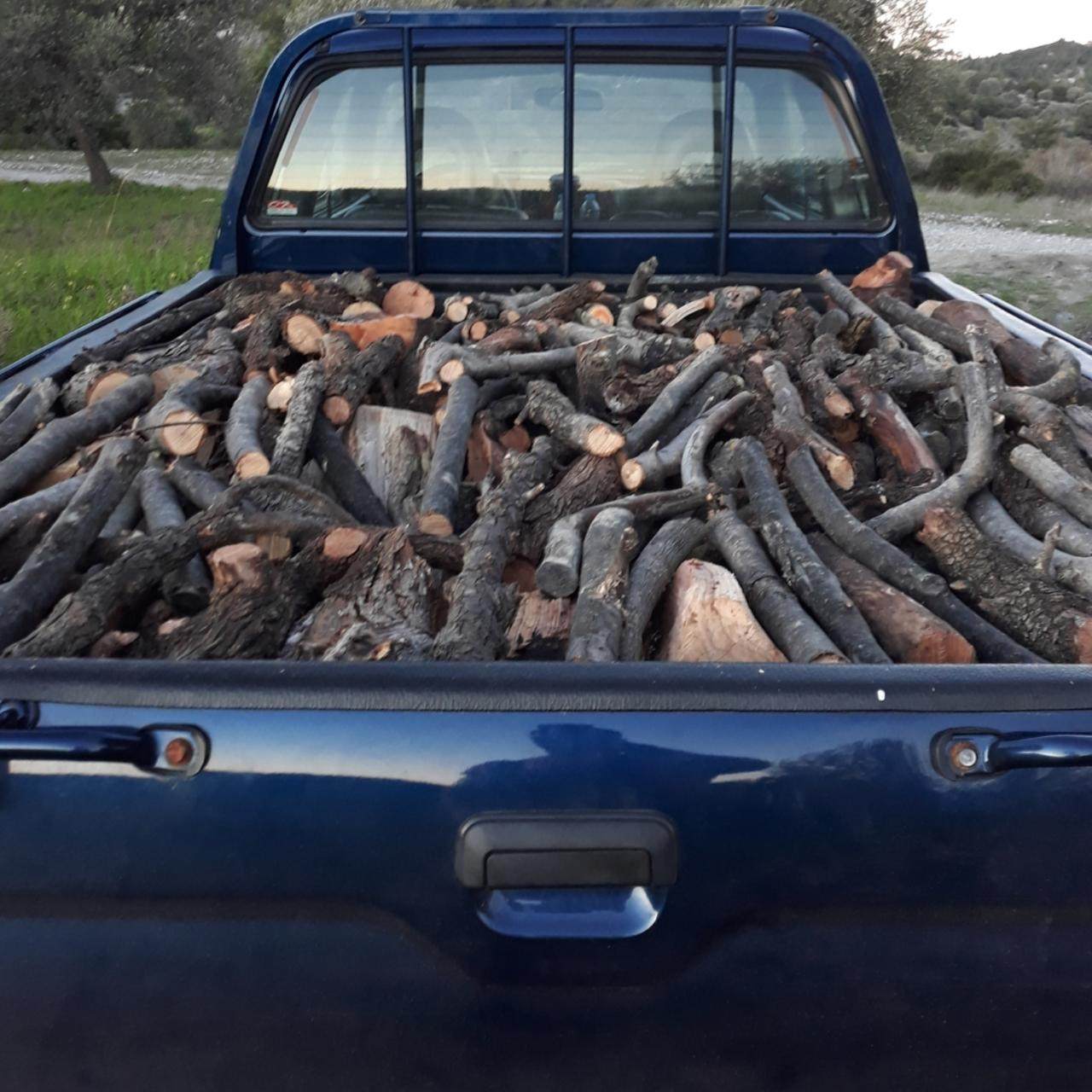 Πωλούνται καυσόξυλα 