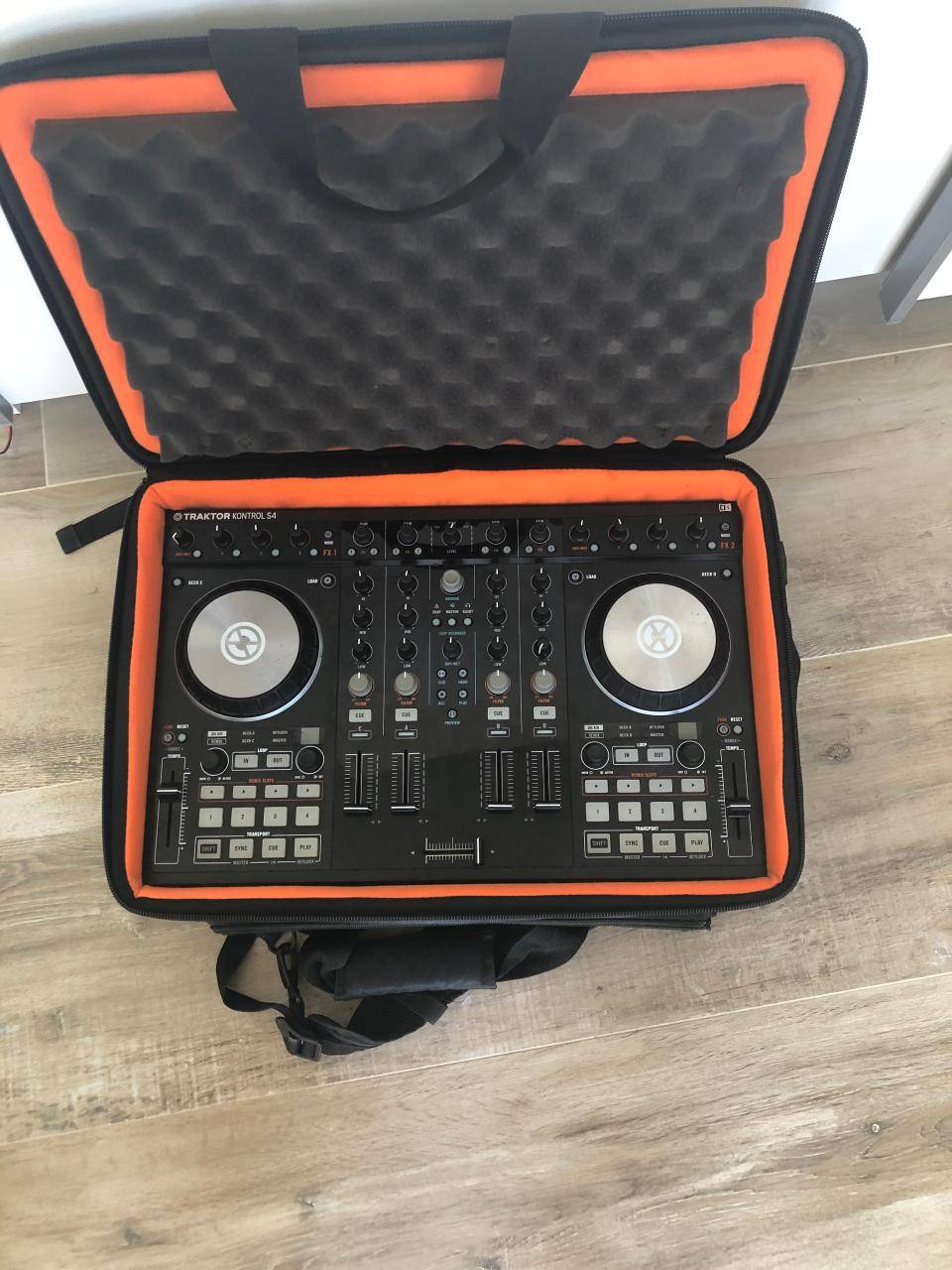 Πωλείται κονσόλα dj 