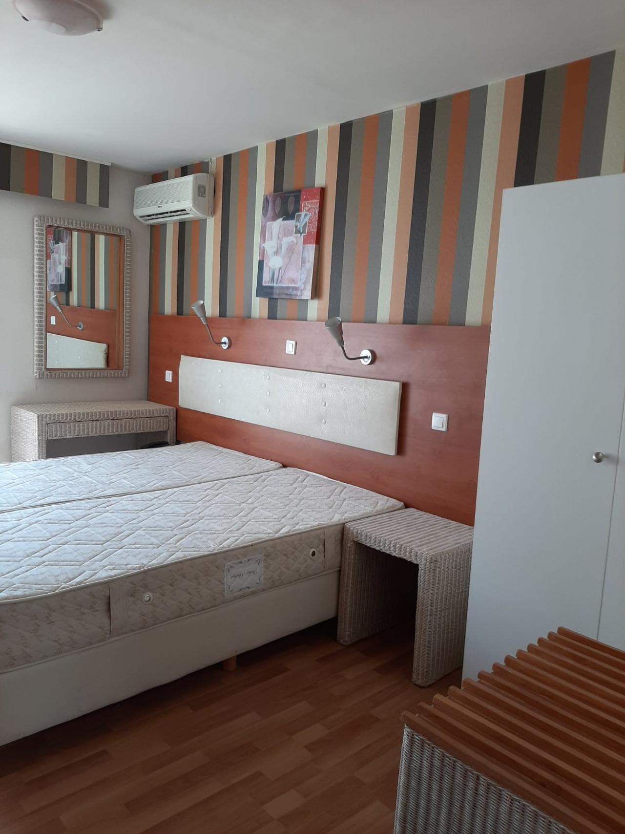 Πωλούνται έπιπλα δωματίου ξενοδοχείου