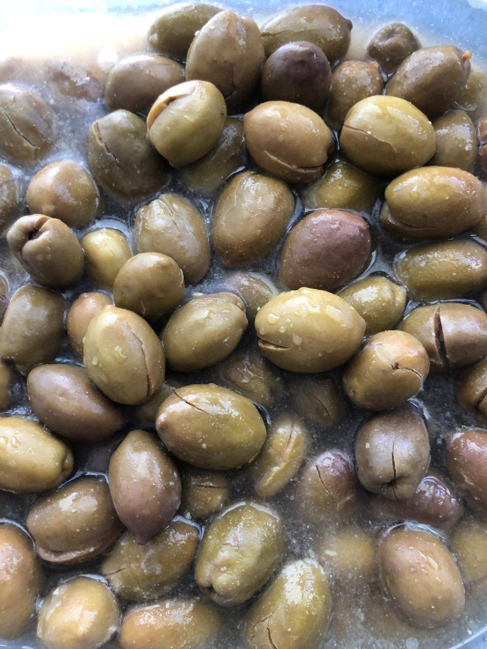 Πωλούνται ελιές πράσινες και λαδι