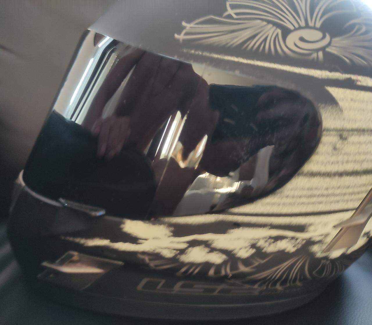 Πωλείτε κράνος μηχανής (3)