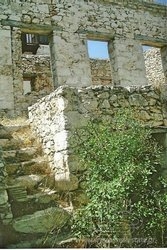 Ερηπωμένη Κατοικία  (2)