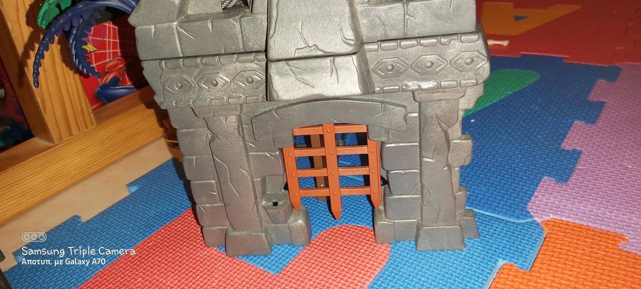 Πωλούνται Αρχηγεια (2)