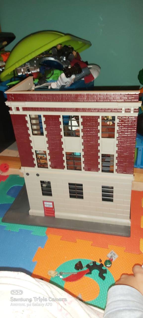 Πωλούνται Αρχηγεια (3)