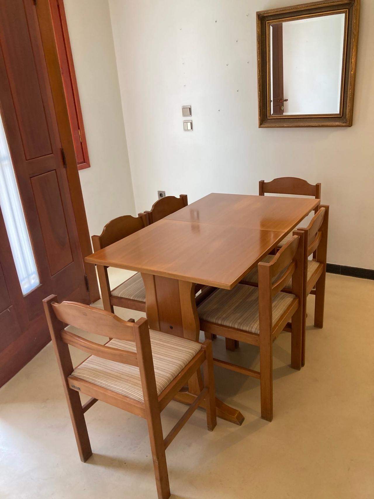 πωλείται τραπέζι με 6 καρέκλες 