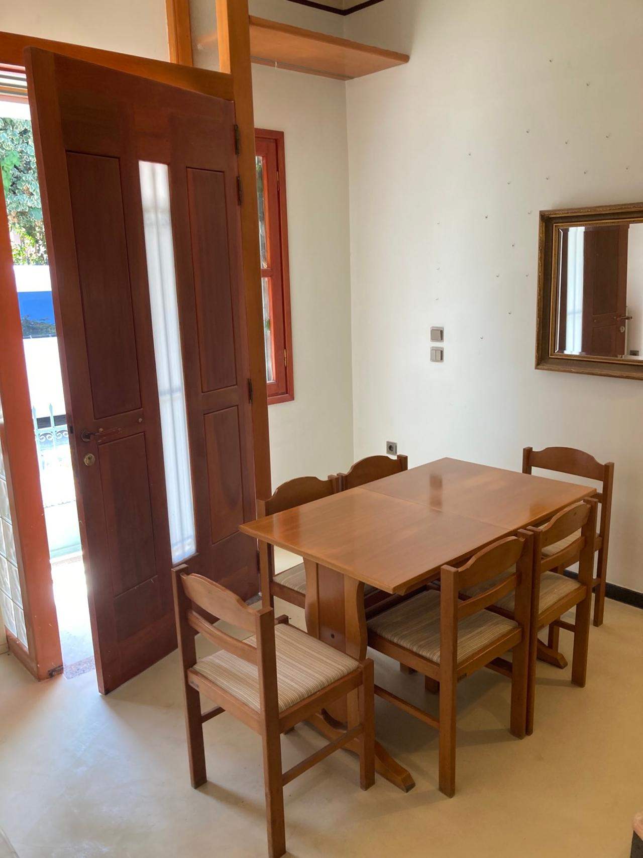 πωλείται τραπέζι με 6 καρέκλες  (2)