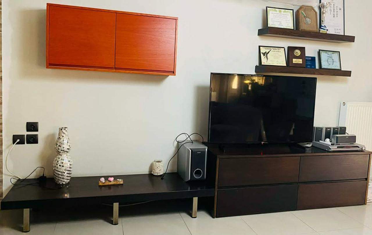 Πωλείται έπιπλο σαλονιού / τηλεόρασης δύο επιπέδων.