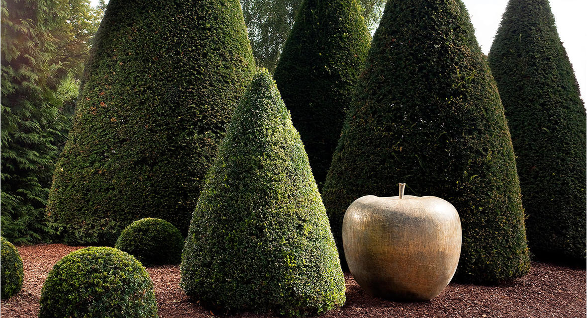 Apple_Foundry_Bronze_Lifestyle_Outdoor