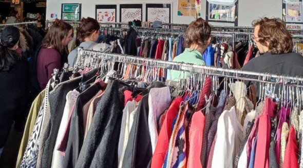 Vente au Kilo d'articles de seconde main avec Emmaüs Alternatives