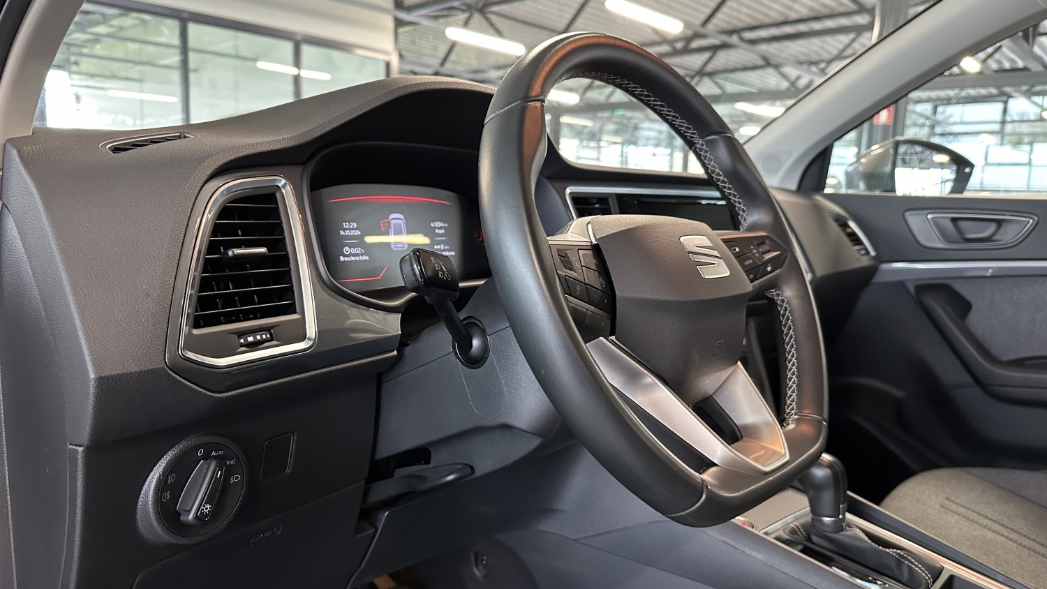 Car image 16