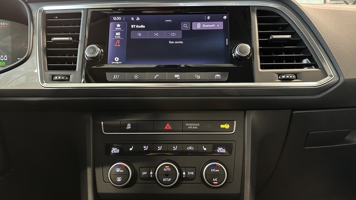 Car image 19
