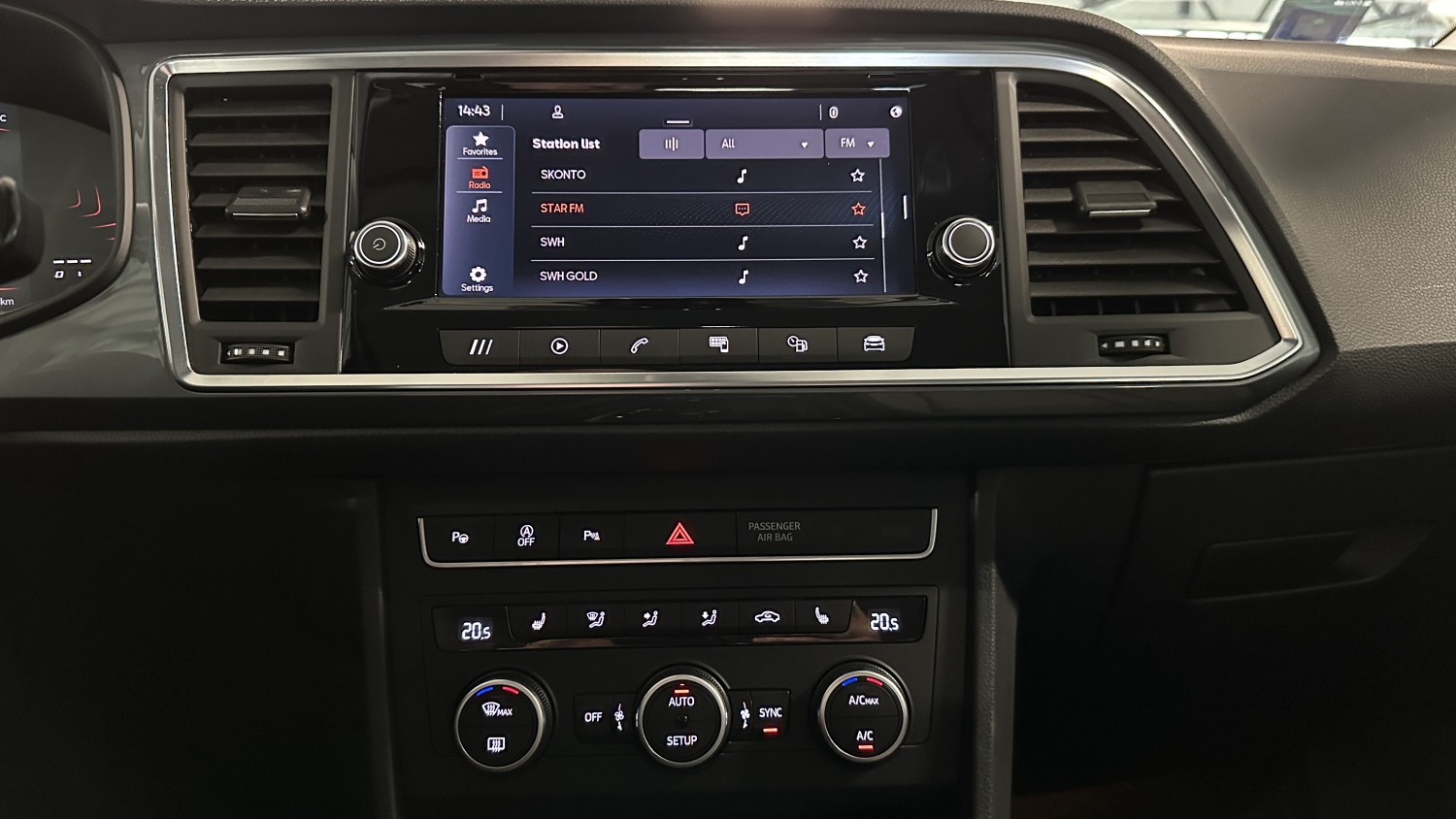 Car image 19