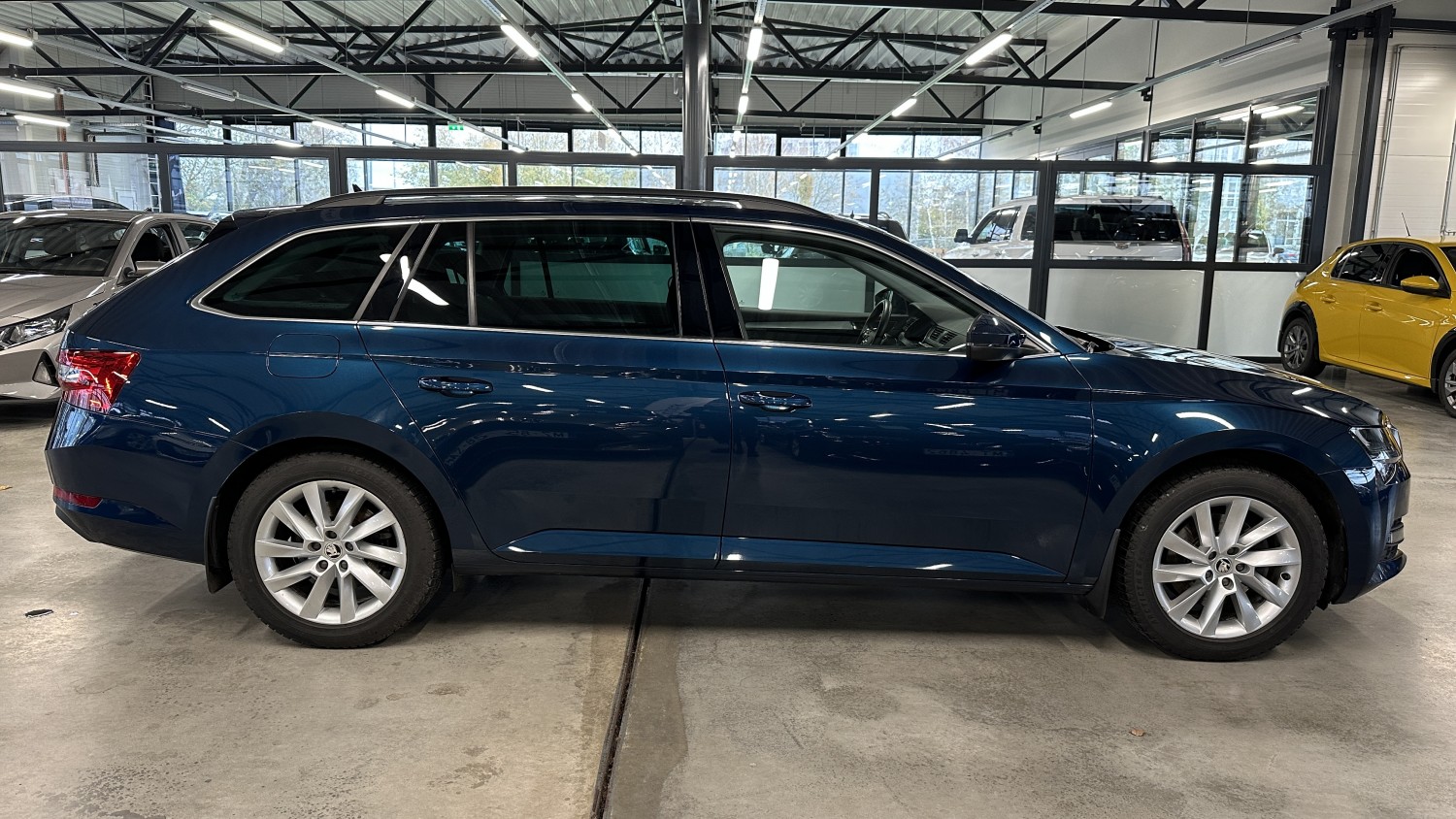 Car image 4