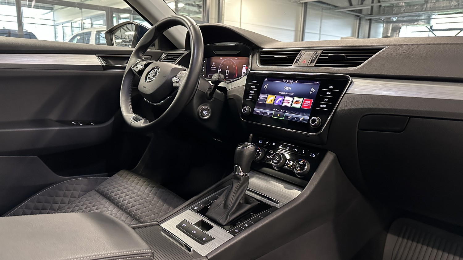 Car image 16