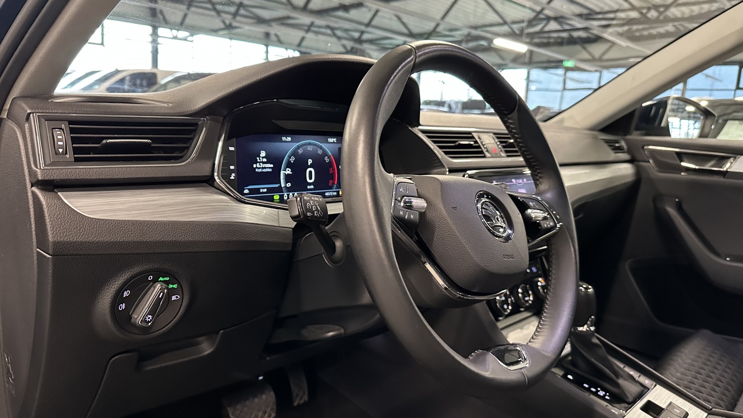Car image 18