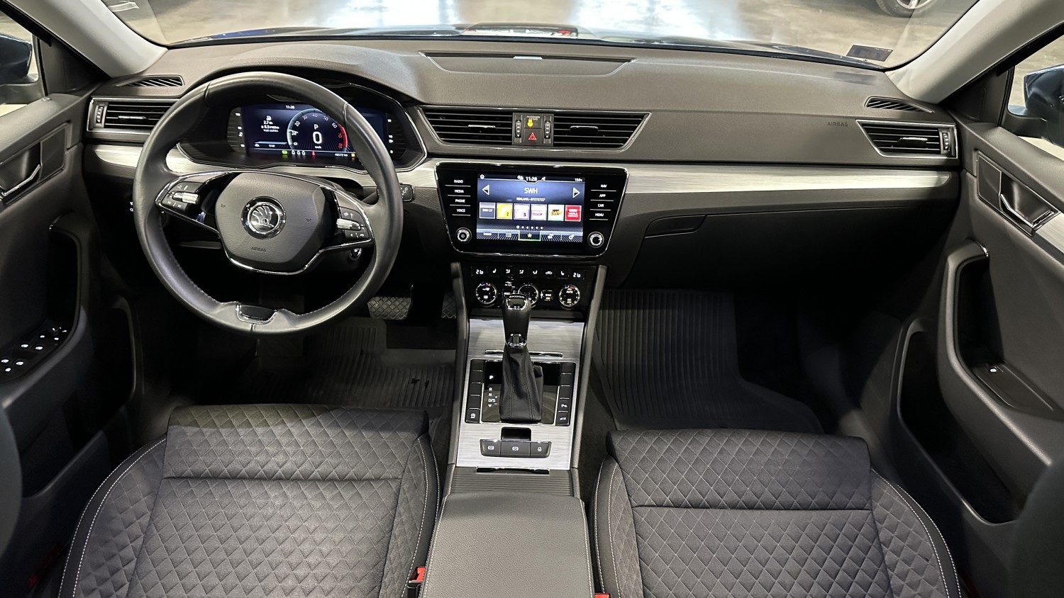 Car image 17