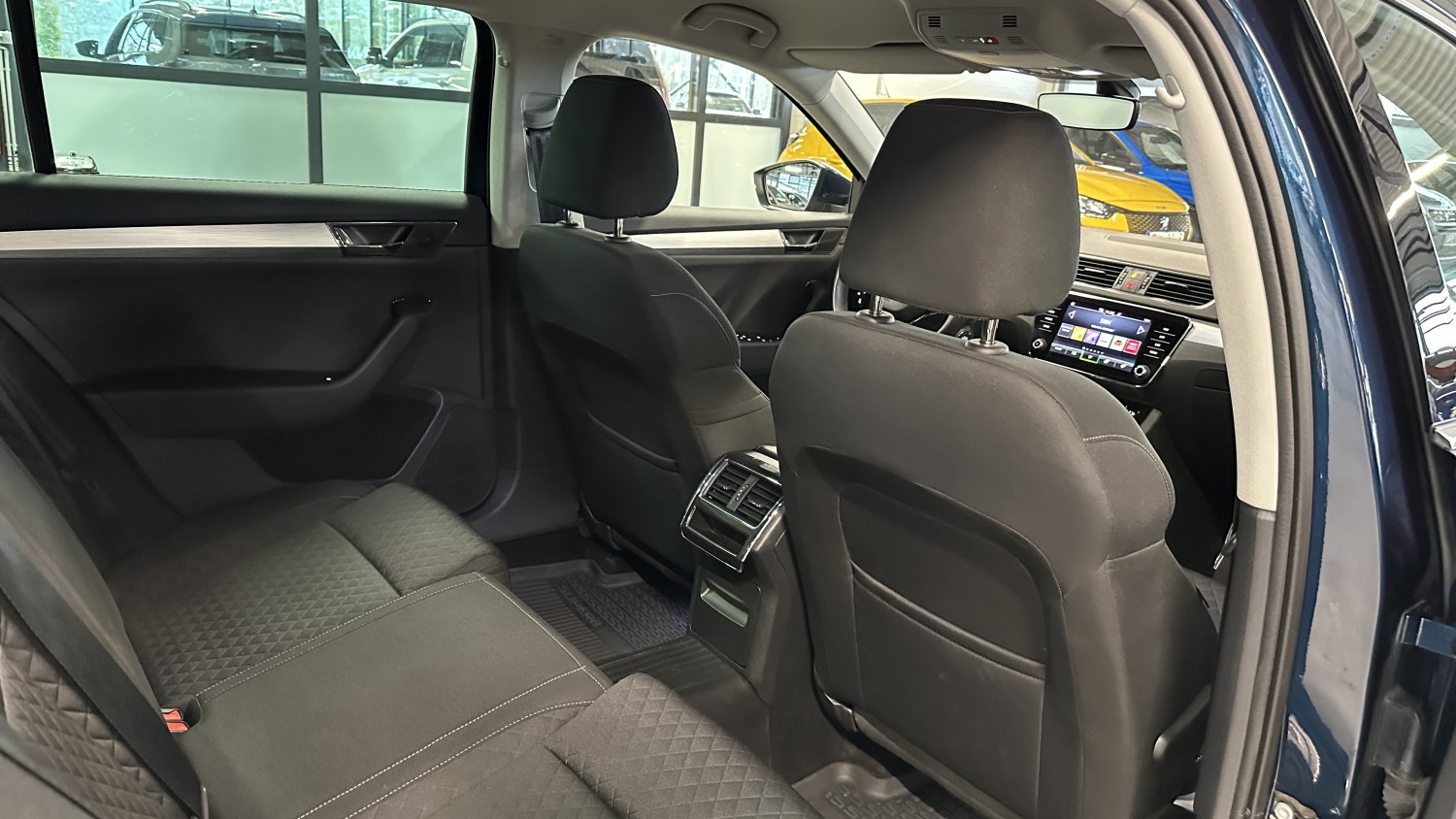 Car image 15