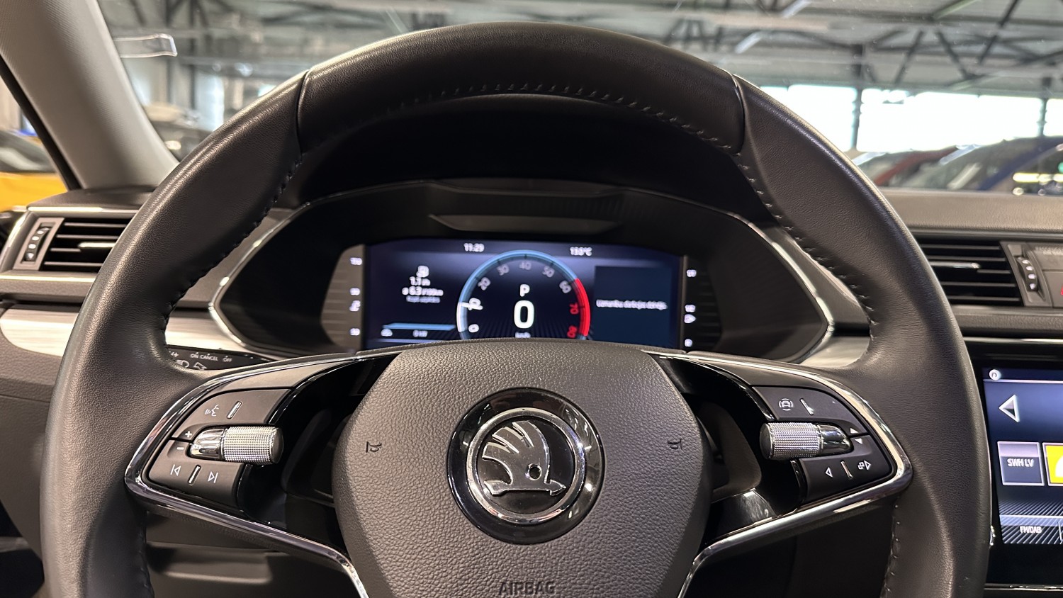 Car image 19