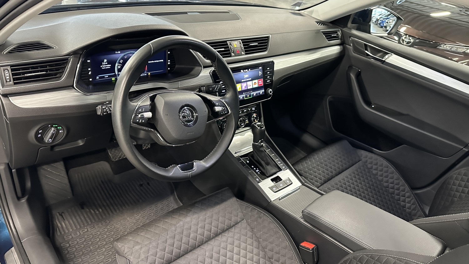 Car image 11
