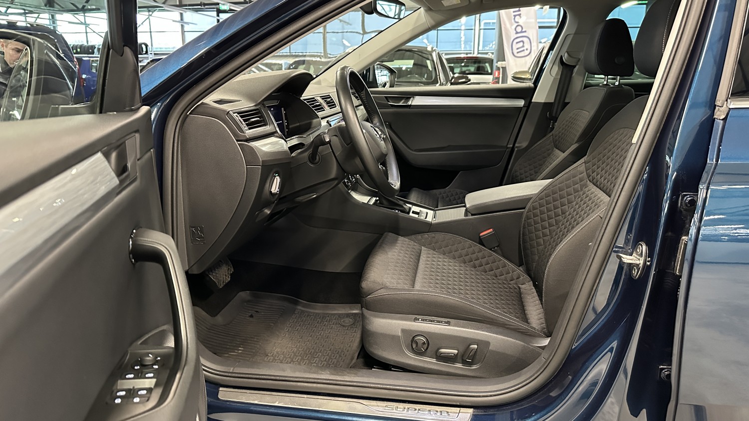Car image 9