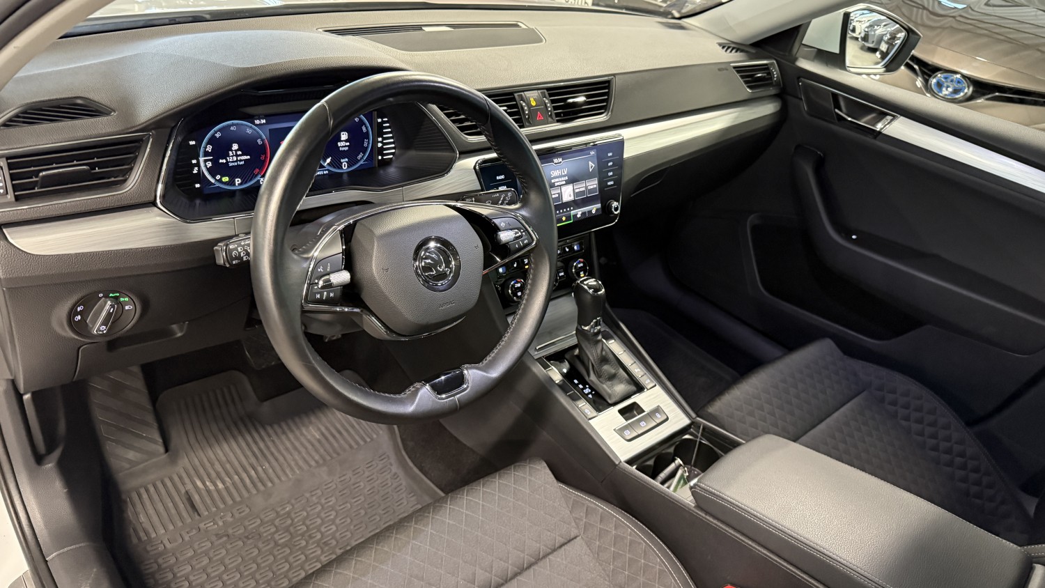 Car image 11