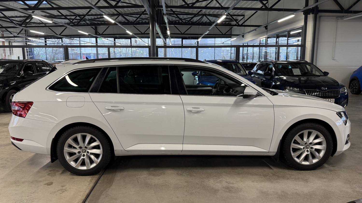 Car image 4