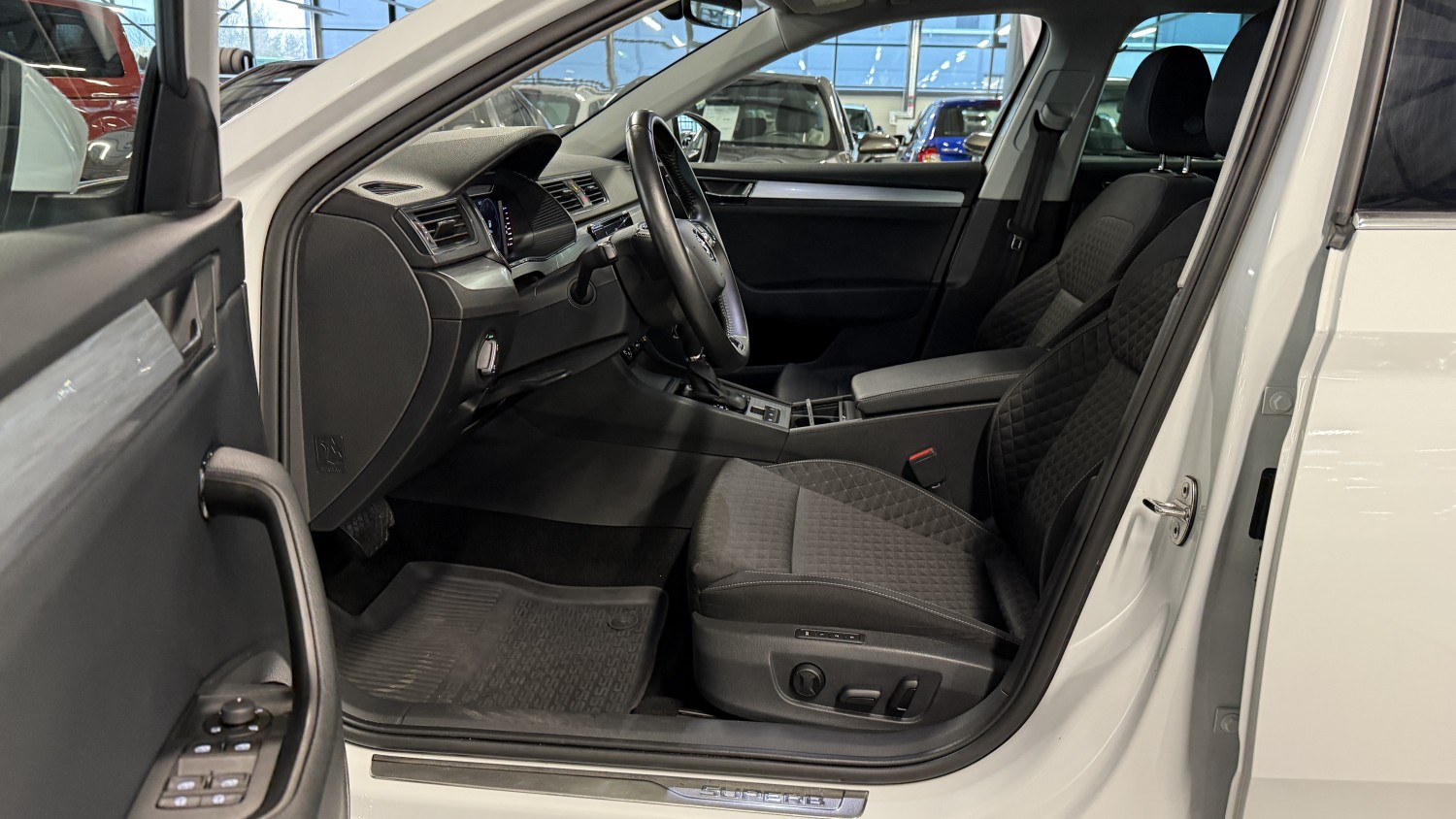 Car image 9