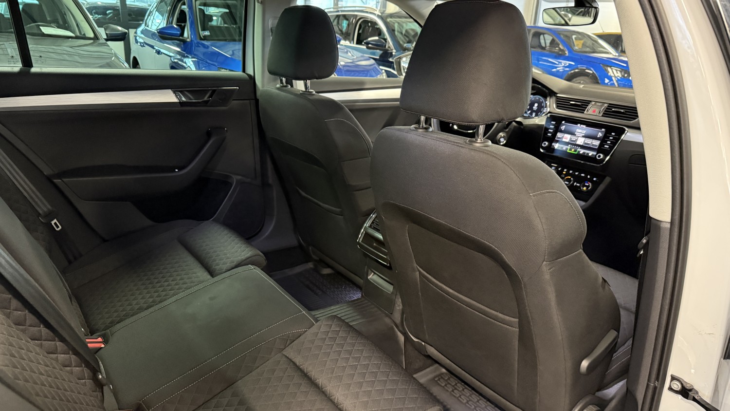 Car image 15
