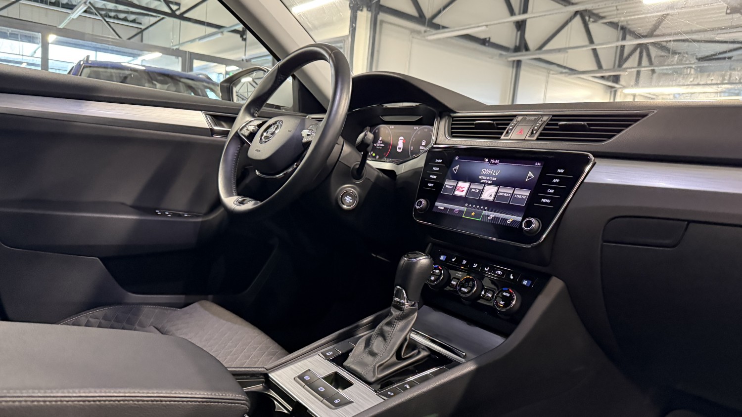Car image 16