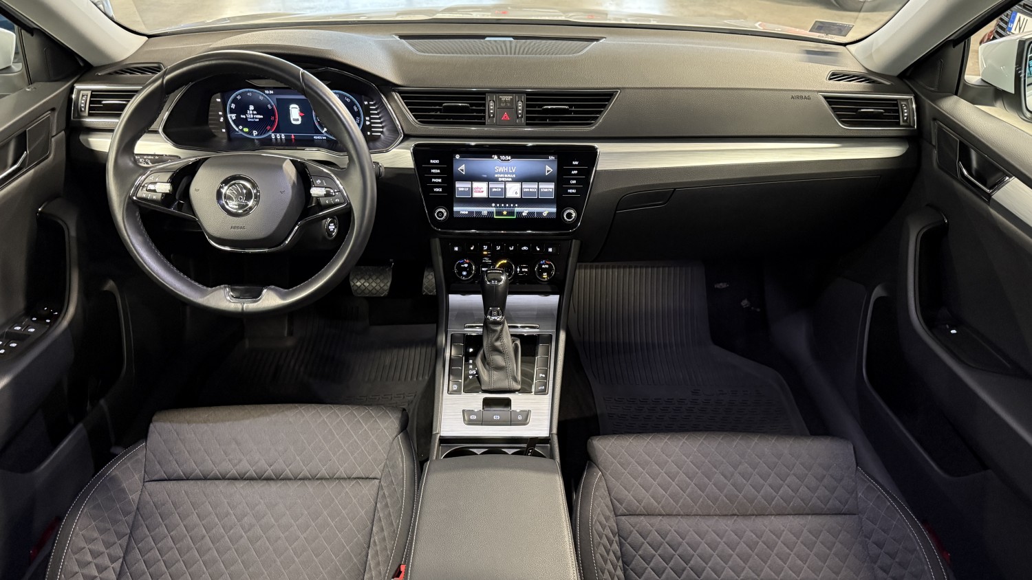 Car image 17