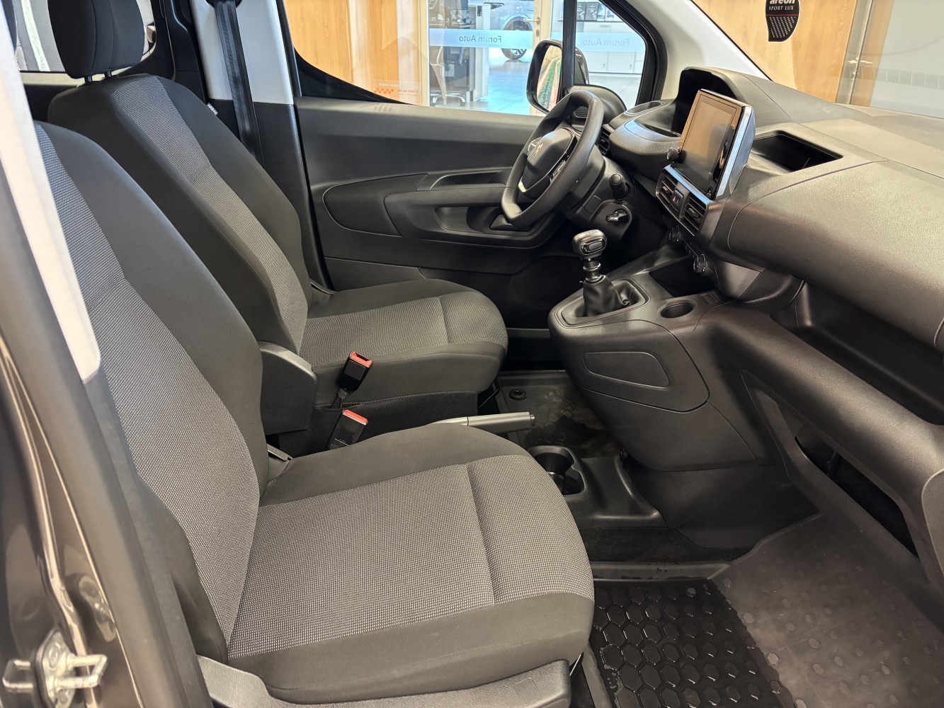 Car image 12