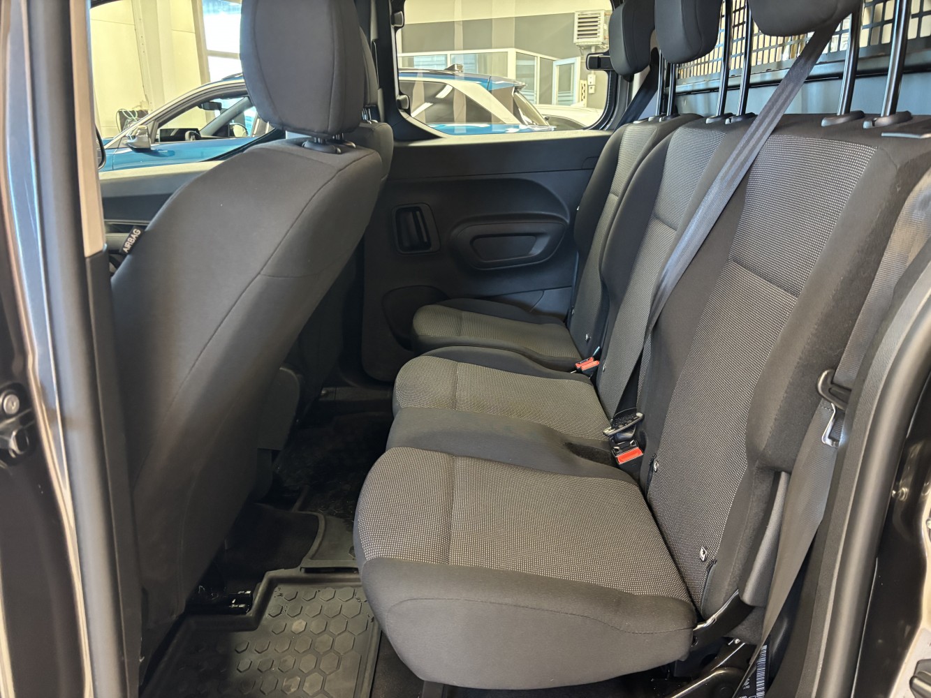Car image 15