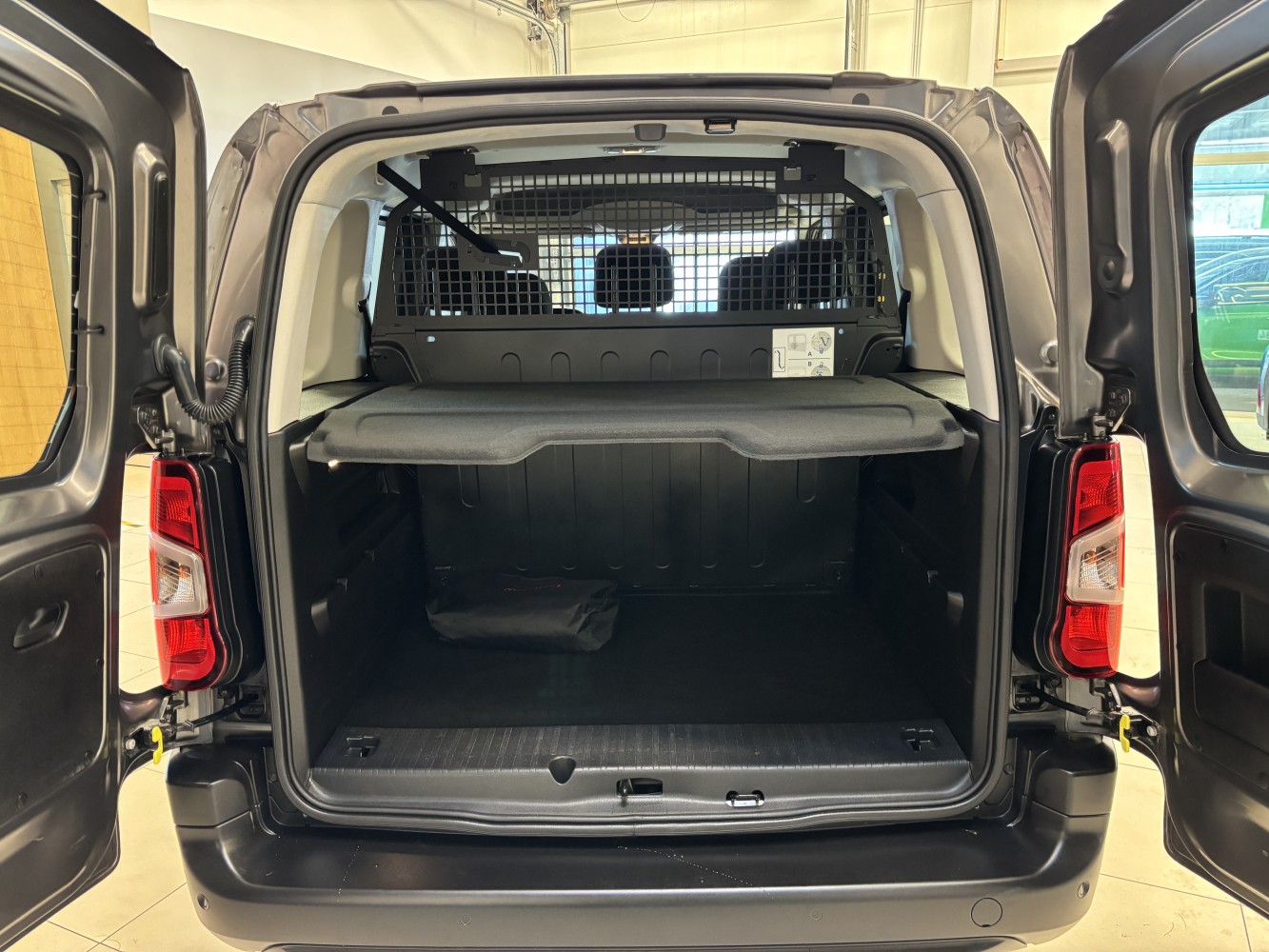 Car image 16