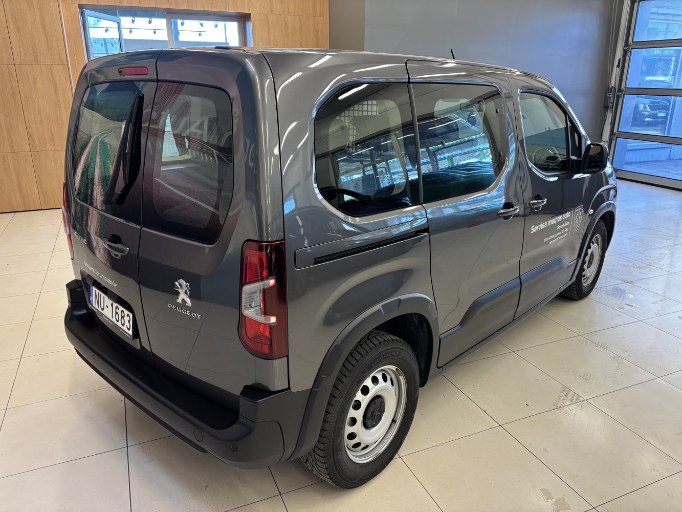 Car image 3